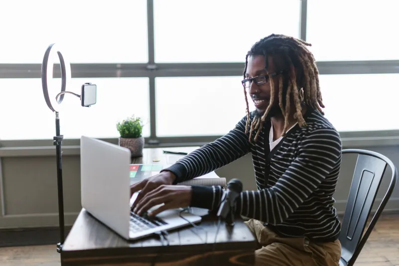 Small Crowd, Big Paycheck: How 1,000 True Fans Can Unlock Multiple Income Streams From One Skill